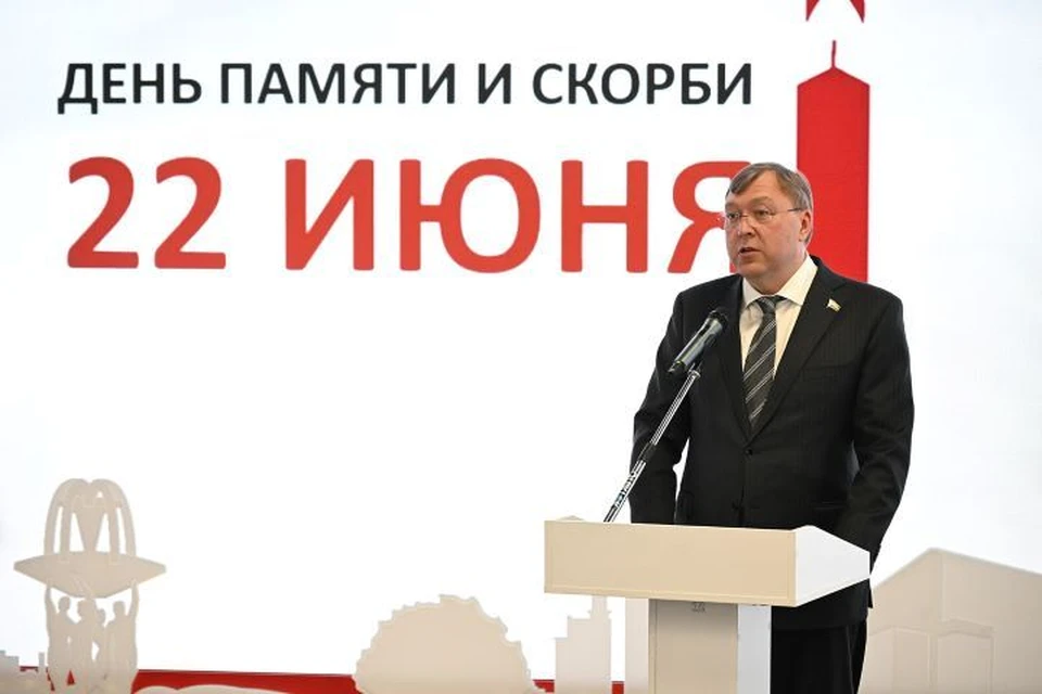 Спикер ЗС Александр Ищенко одним из первых посетил экспозицию. Фото: пресс-служба ЗС РО.