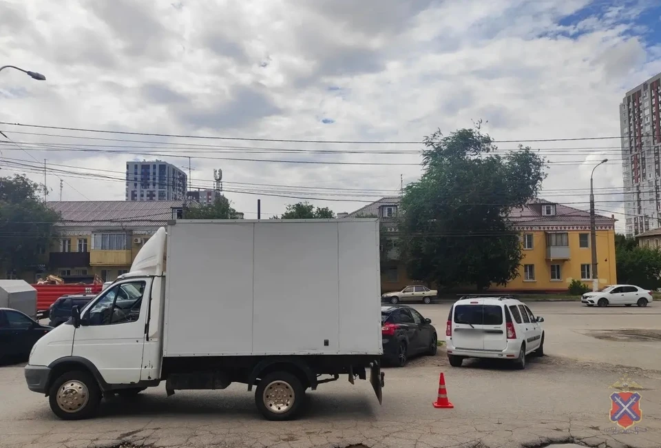 Грузовик сбил женщину на парковке