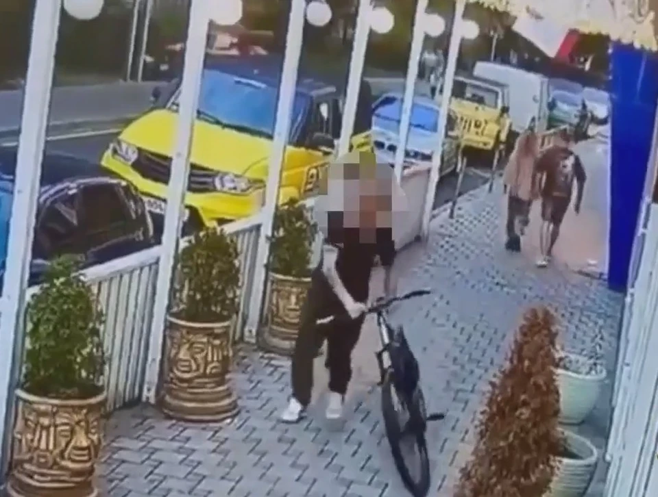 Злоумышленник попал в объектив камеры видеонаблюдения. Фото: МВД Крыма