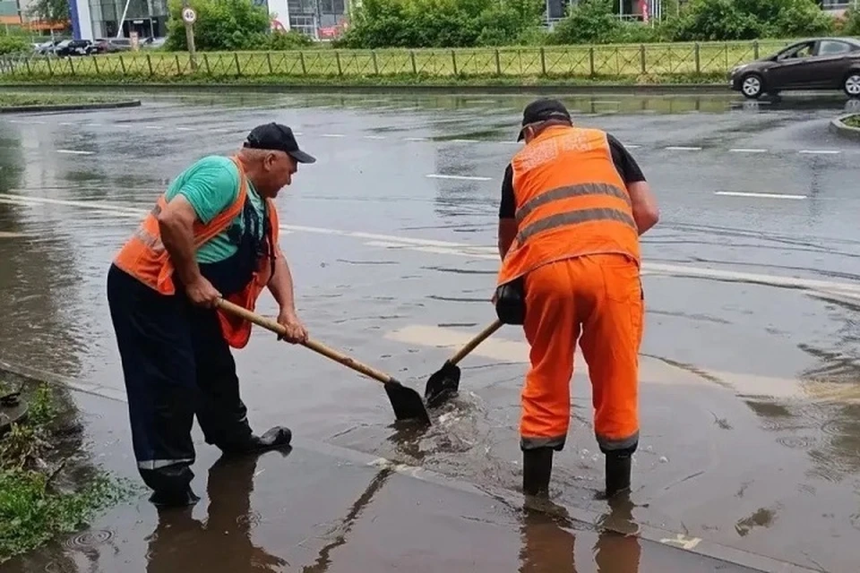 Дорожники устраняют последствия мощного ливня в Казани. Фото: Комитет по благоустройству Казани