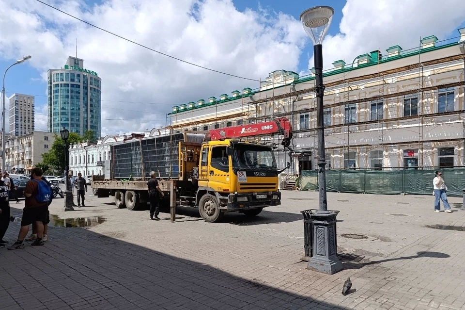 На Вайнера привезли строительный забор. Фото: telegram-канал «Екатеринбург. Главное»