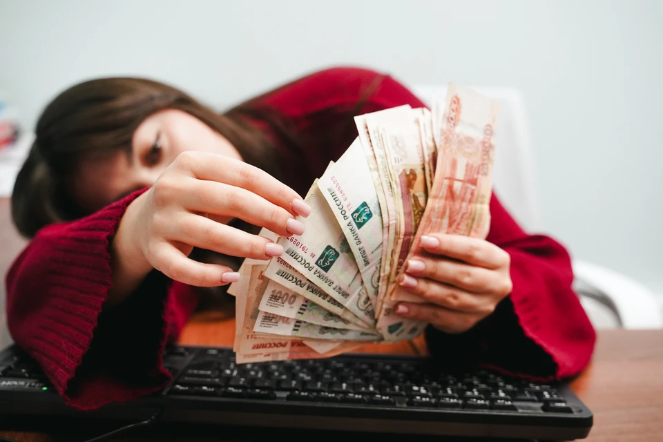 По словам эксперта, работодатели все реже повышают зарплаты массово.