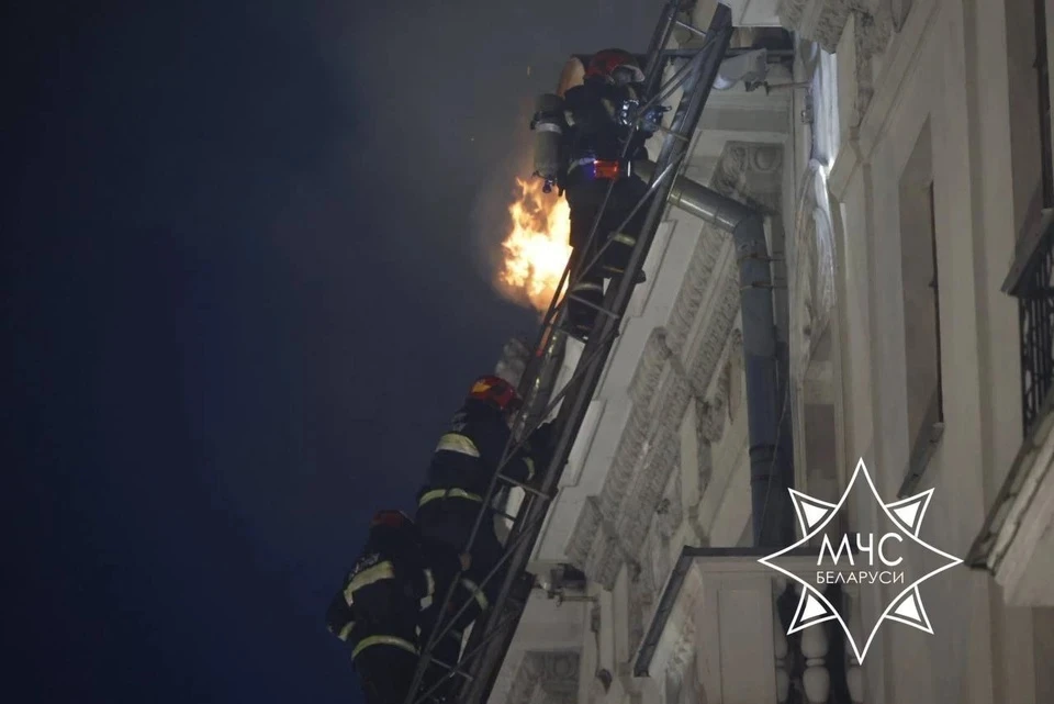 Пожар произошел 28 июня в доме по улице Ленина, 9 в очень жаркую погоду. Фото: МЧС Беларуси
