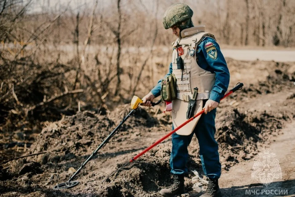 На футбольном поле было обнаружено взрывное устройство. ФОТО: МЧС России