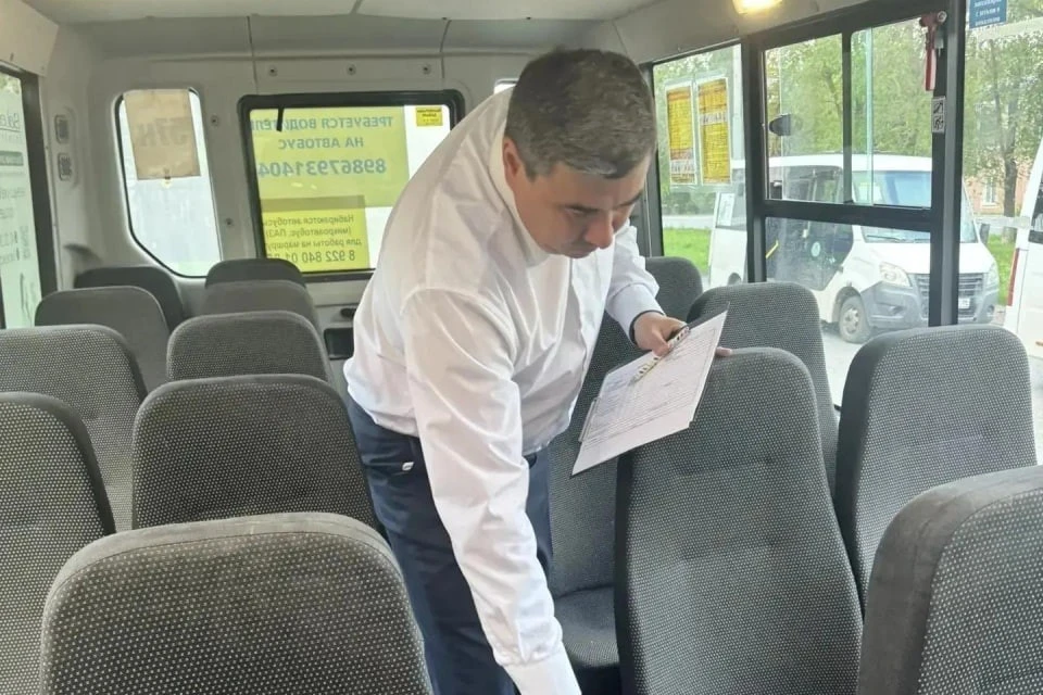 Состояние автобусов лично проверил начальник профильного управления администрации города Максим Фазуллин