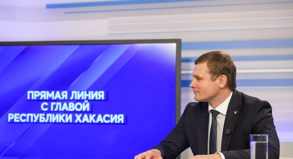 Вопросы от жителей поступали в студию по телефону и в социальных сетях