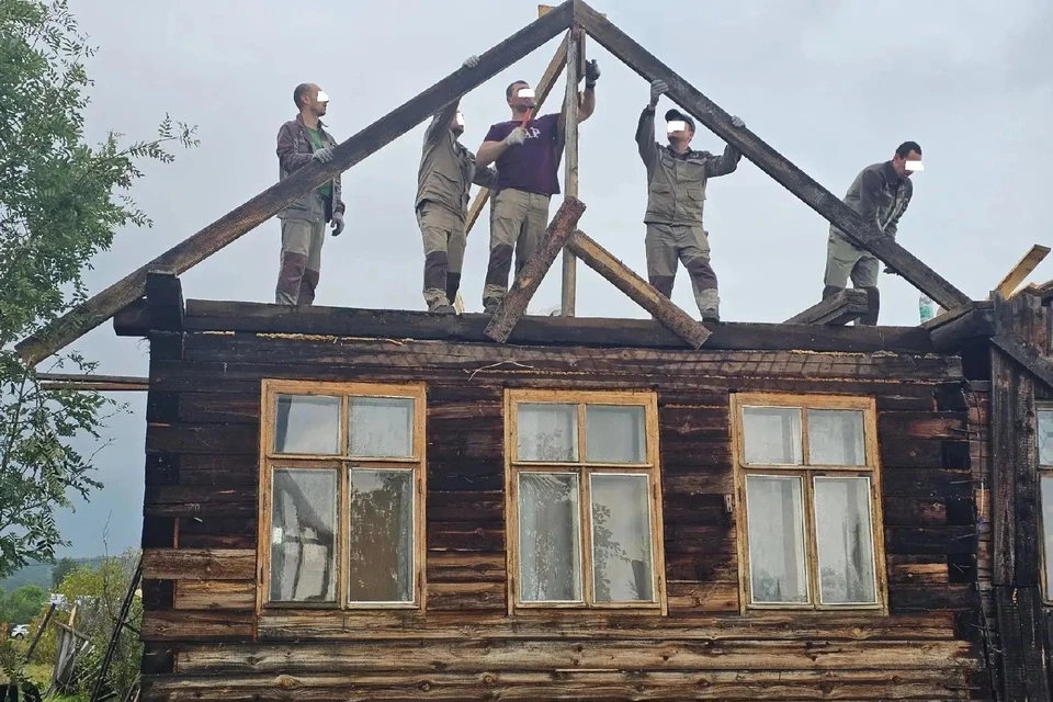 Осужденные-волонтеры разбирали поврежденные строения, проводили ремонт и расчищали городскую территорию Фото: ГУФСИН по Свердловской области