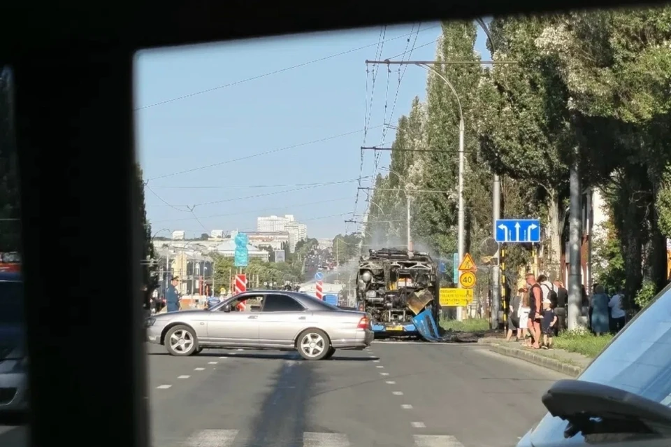 На проспекте Ленина в Кемерове загорелся автобус №51. Фото: очевидцы.
