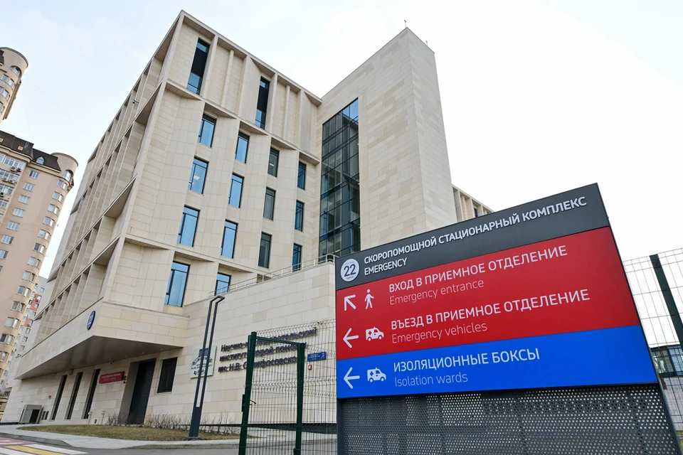 Врачи НИИ скорой помощи имени Склифосовского спасли мужчину, получившего тяжелые ожоги от борщевика.
