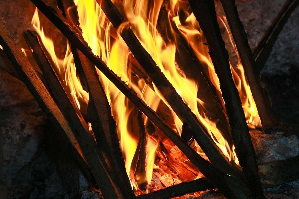 В результате пожара повреждены стены и потолочные перекрытия строений