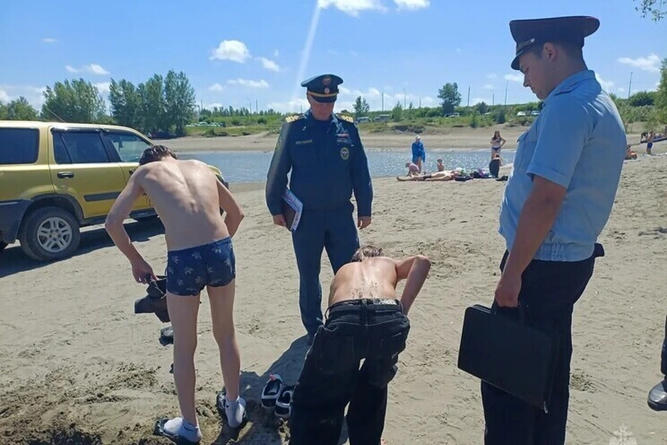 Подростки купались одни в запрещенном месте