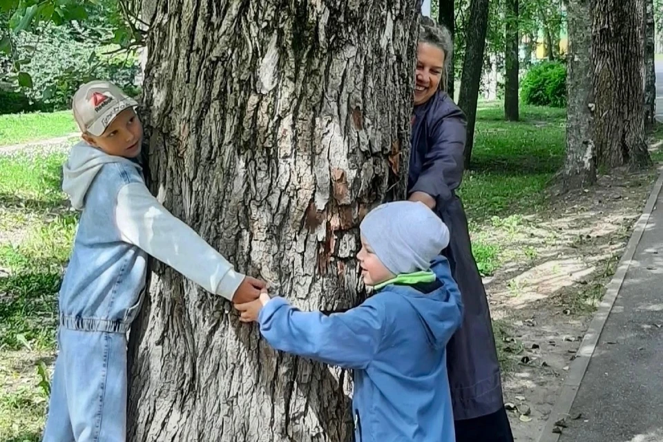 Сыктывкарка собирает соседей на прогулки и принимает «гонорар» конфетами. Фото: личный архив героини публикации.