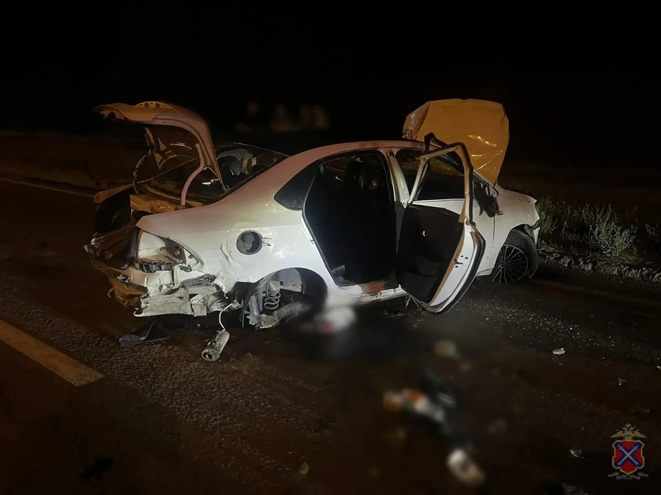 Автомобиль, в котором находились 6 человек, разбился вдребезги.