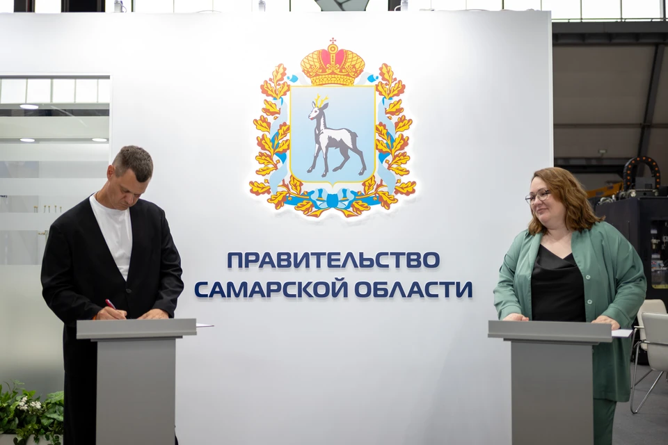 На выставке Игорь Петров и Валентина Овчинникова подписали соглашение о сотрудничестве между торгово-производственной компанией и Уральской передовой инженерной школой. Фото предоставлено ООО «ТПК Брик»
