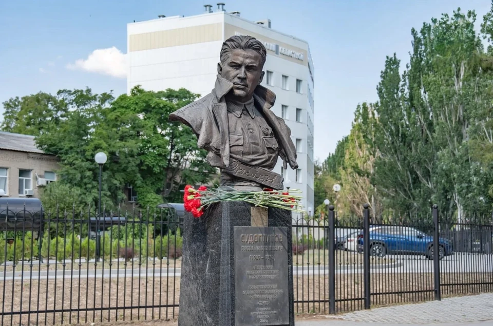 Цветы возложили к бюсту легендарного разведчика. Фото - администрация Мелитополя