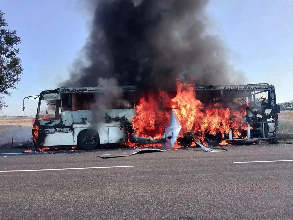 Автобус подвергся атаке дрона ВСУ. Фото - канал МАХ Евгения Балицкого