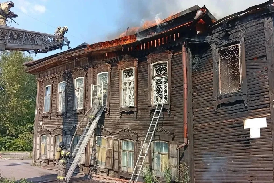 Возгорание в доме на Крылова тушили 25 человек. Фото: ГУ МЧС России по Томской области