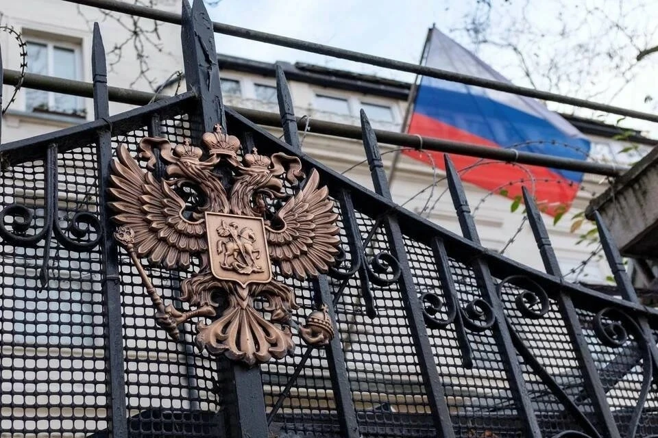 Посольство РФ взяло на контроль дело об осквернении кладбища советских воинов