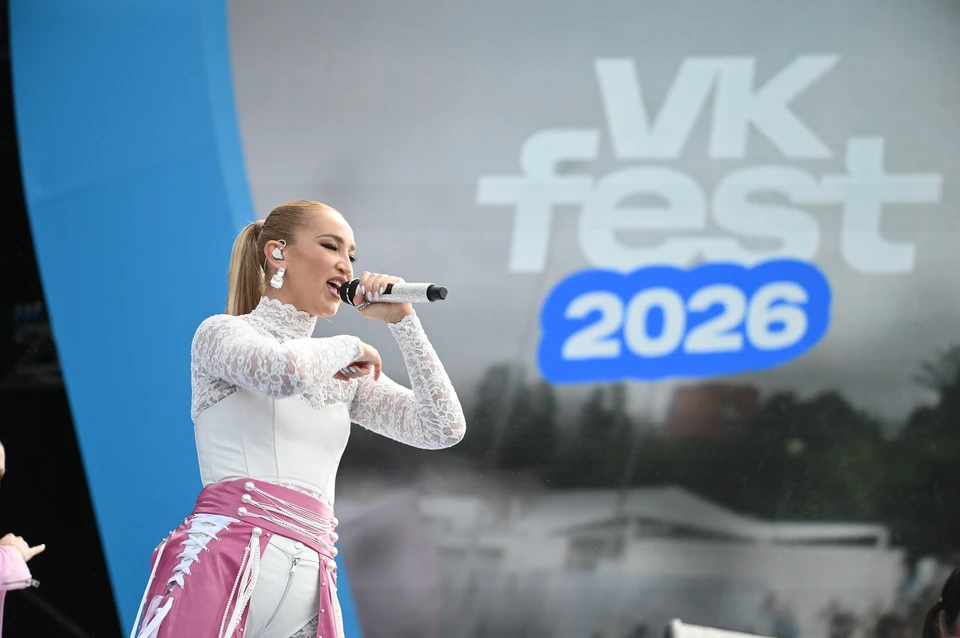Ольга Бузова выступила на VK fest в Нижнем Новгороде, несмотря на травму.