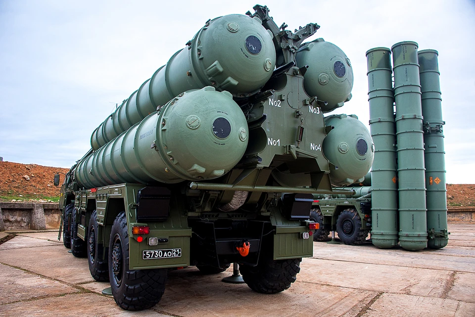 С-400, которые продаются по программе военно-технического сотрудничества — они идут в экспортном варианте. И по ряду параметров уступают тем С-400, которые стоят на вооружении ВС РФ