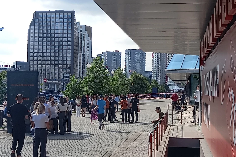 Всех вывели из здания комплекса на улицу.
