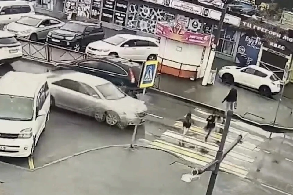 Двое мальчишек перебегали нерегулируемый переход, как вдруг их сбила белая Toyota Camry. Водитель даже не пытается сбросить скорость. Фото: МВД России.