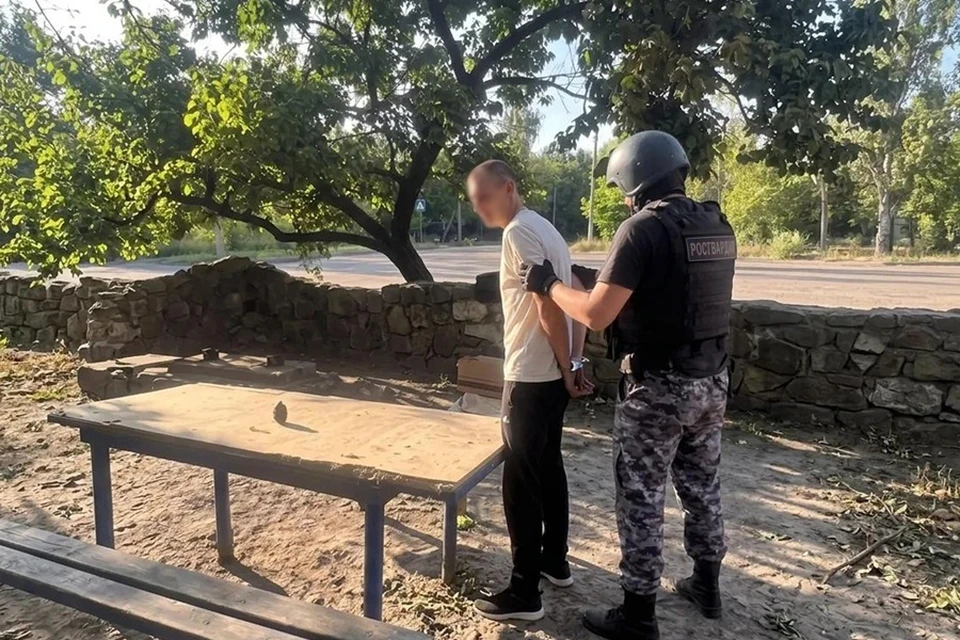 В одном из магазинов Донецка мужчина достал предмет, похожий на гранату. Фото: Росгвардия