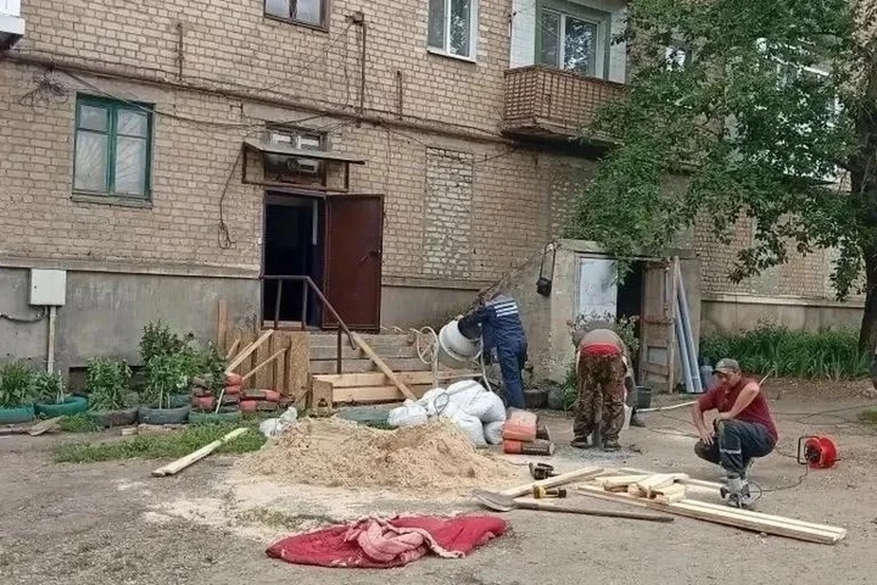 Прокуратура ЛНР добилась ремонта подъезда в доме ветерана СВО. ФОТО: Прокуратура ЛНР