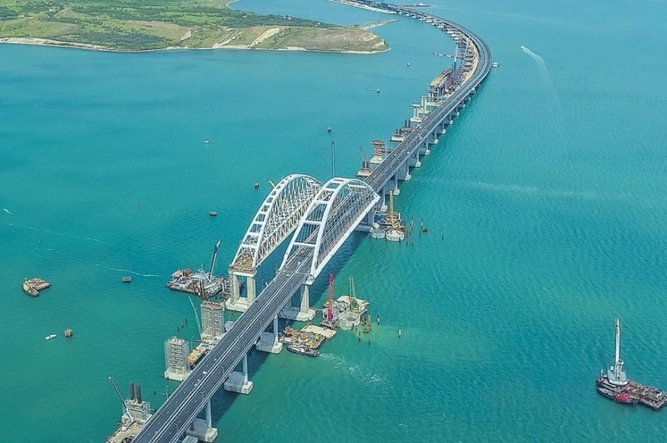 Движение автомобилей по Крымскому мосту временно остановлено, фото: most.life