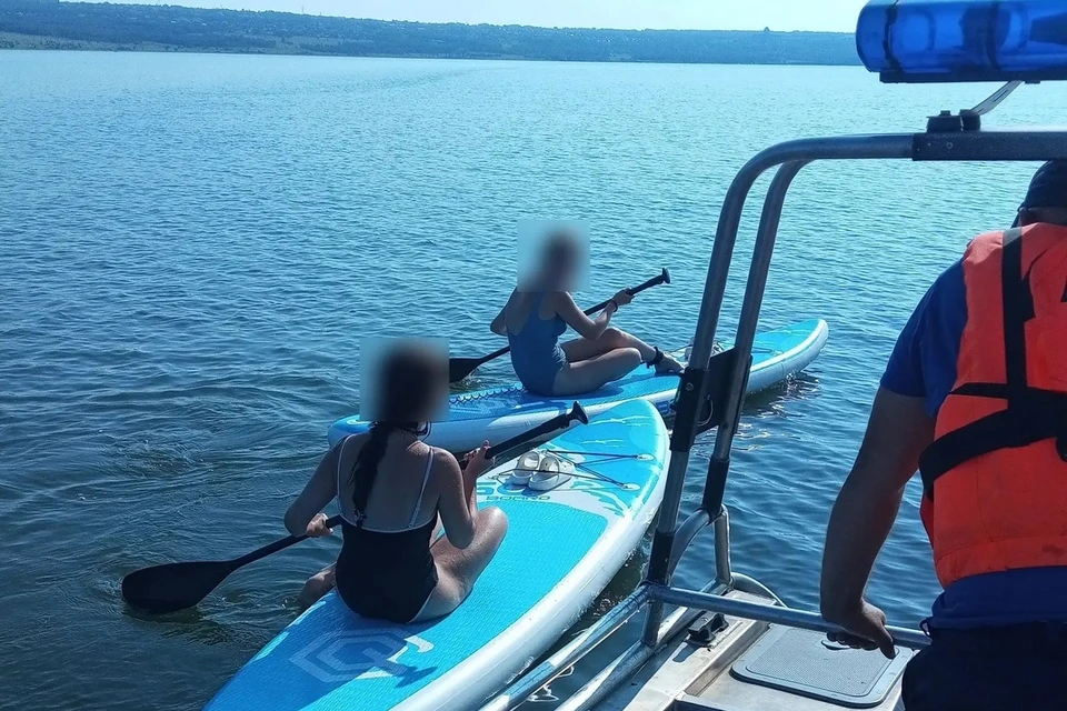 На Красноярском водохранилище две девочки-подростка уплыли на сапах. Фото: КГКУ "Спасатель"