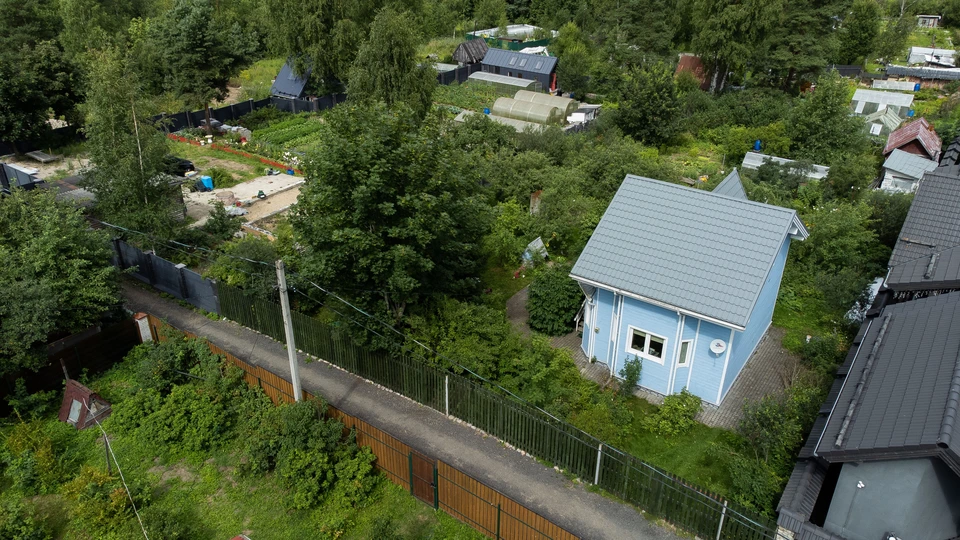 Владелец земли может перекрыть проезд, потребовать непомерную плату за пользование дорогой или помешать прокладке сетей.