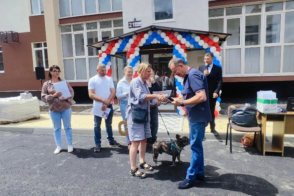 Первые жильцы получили ключи от своих квартир в новом ЖК в Луганске