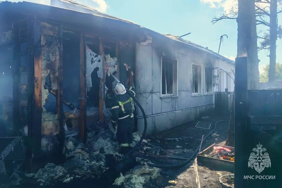 Огнем уничтожена кровля на площади 96 квадратных метров. Фото: МЧС России по Омской области
