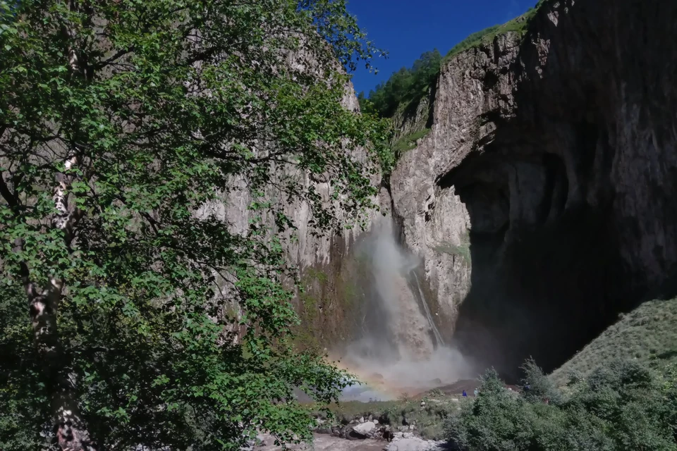 Туристка сорвалась с края водопада Султан.