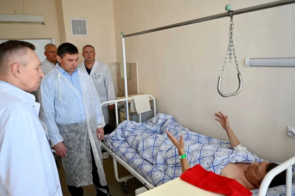 Губернатор посетил в больницах пострадавших при атаке. Фото: канал Евгения Первышова