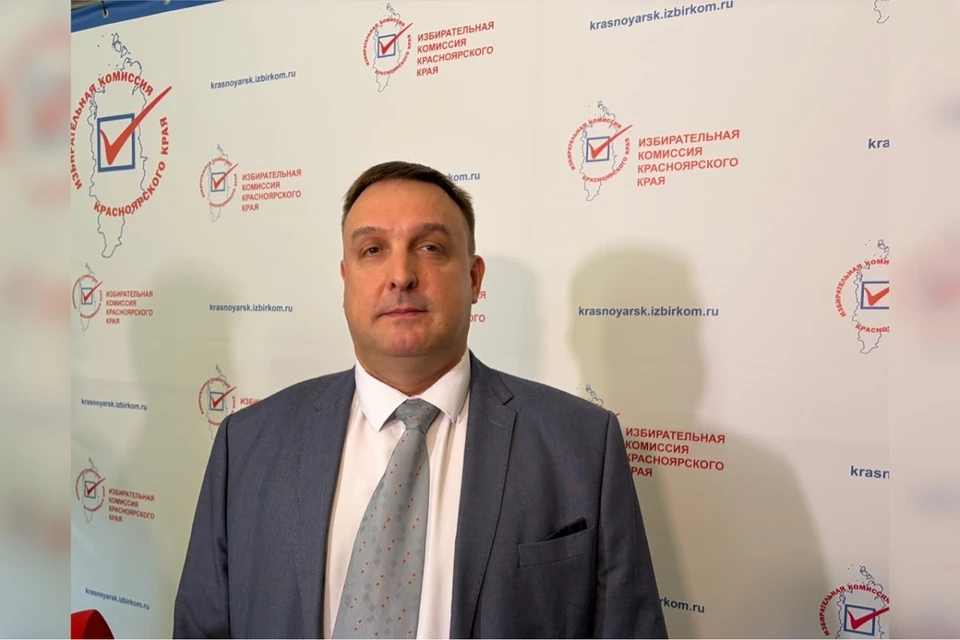 На фото: секретарь Крайизбиркома и руководитель рабочей группы по приему и проверке избирательных документов Алексей Привалов