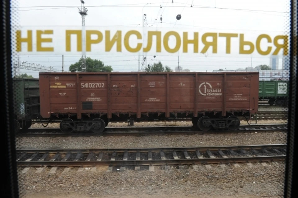 Электровоз товарняка сошел с рельсов