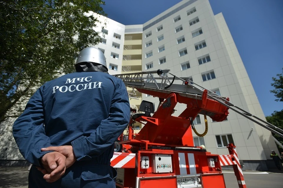 Пожарные сняли двух человек с балкона горящего дома в Приморье