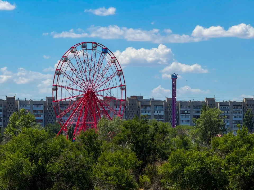 Украшением парка стало колесо обозрения. Фото: Южный парк Волгограда.