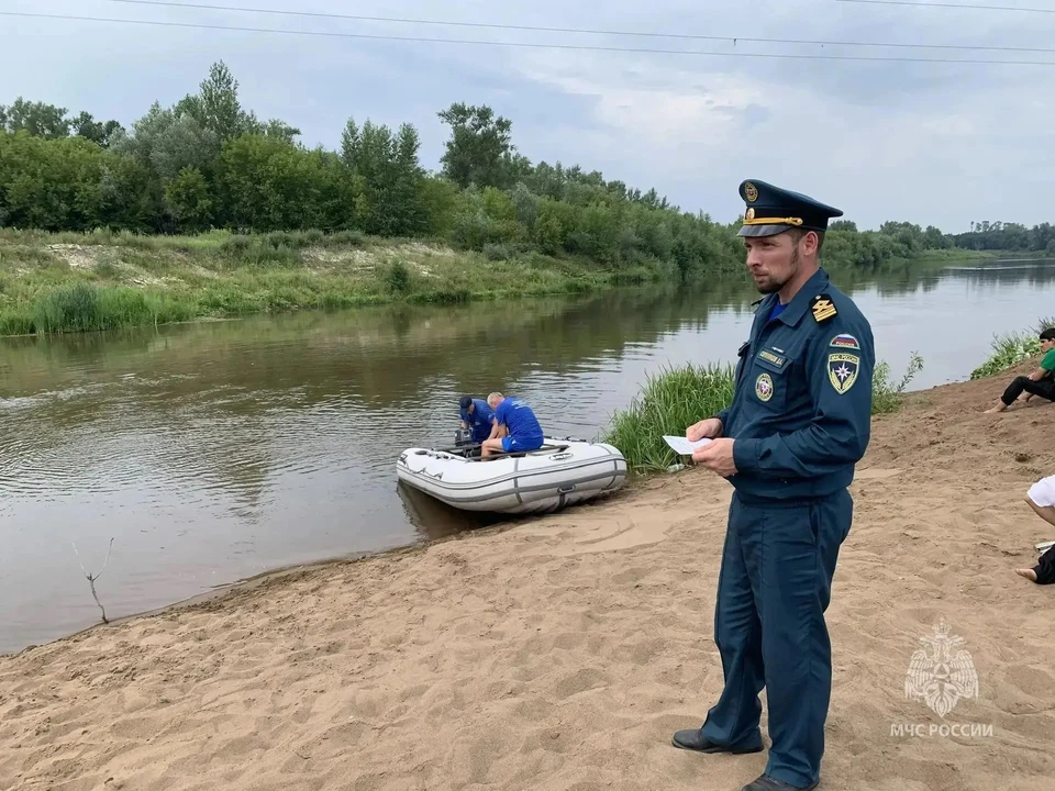 Тело утонувшего подростка достали из воды в Самарской области.