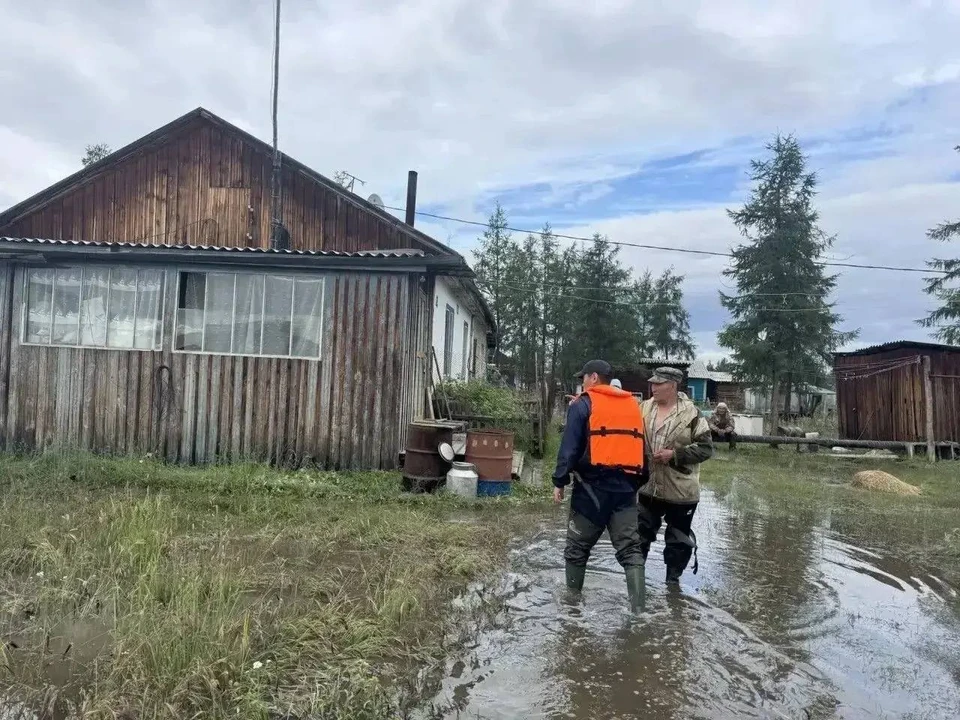 В Верхоянском районе спасатели помогают жителям подтопленного села Сайды. Фото: Официальный канал Службы спасения Республики Саха (Якутия)