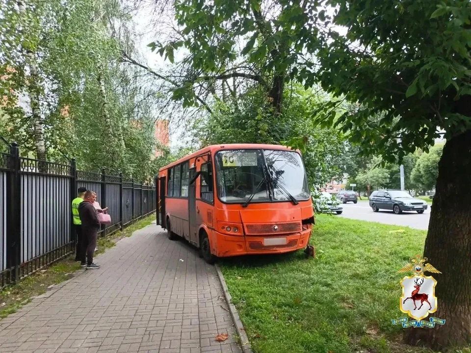 Опубликованы фото с места смертельной аварии с автобусом на улице Ванеева.