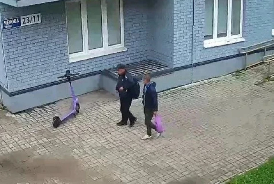 Полиция устанавливает личность мужчины (в кепке), напавшего на женщину в Ярославле. ФОТО: группа "Подслушано в Ярославле" ВКонтакте