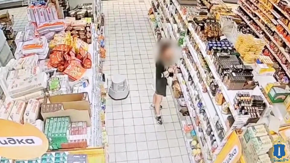 Жительницу Ульяновска задержали за кражу в магазине кофе и сыра | ФОТО: скриншот с видео