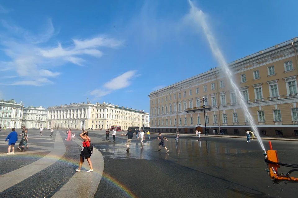 Дорожники устроили настоящий праздник туристам на Дворцовой площади. Фото: gov.spb.ru