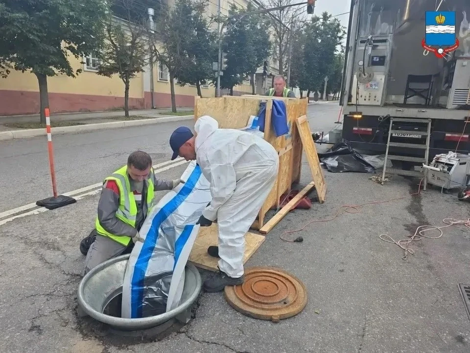 Канализационный коллектор в Калуге восстанавливают полимерным рукавом.