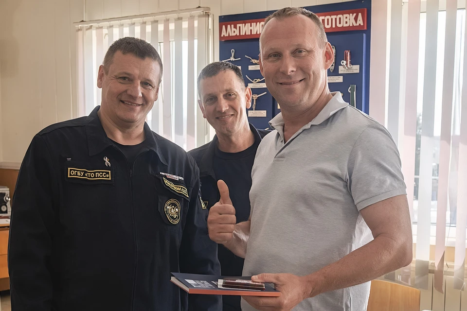 Мгновенная реакция Рафаиля Арасланова спасла жизнь маленькому обессиленному пловцу. Фото: ОГБУ «ТО ПСС»