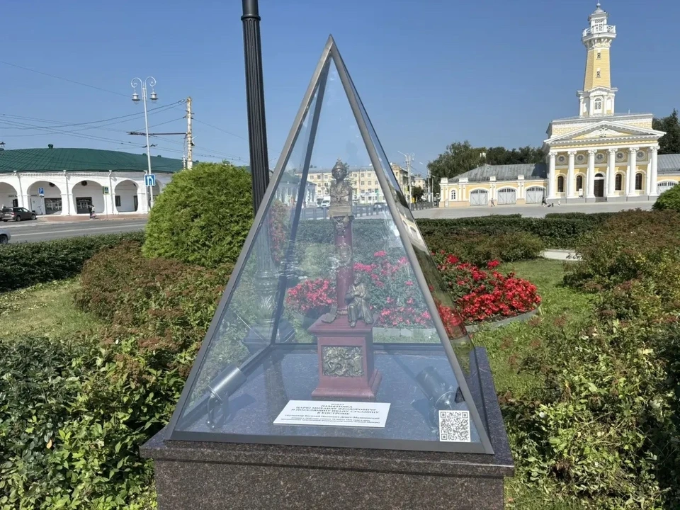Фото: новый арт-объект развенчивает миф о памятнике Михаилу Романову и Ивану Сусанину