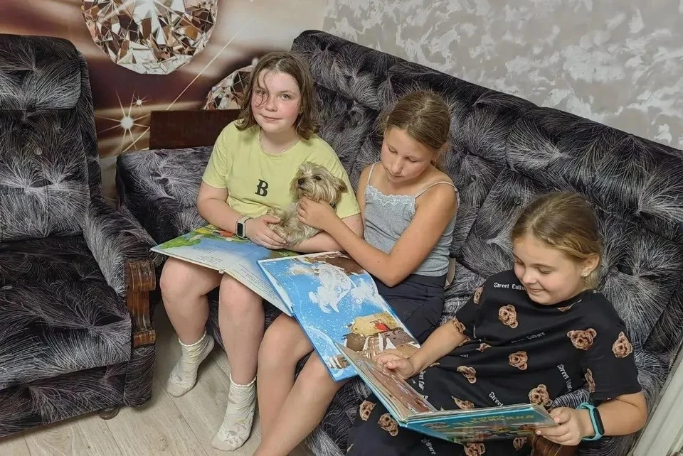Пушистые друзья - самые благодарные слушатели. Фото: Администрация Харцызска