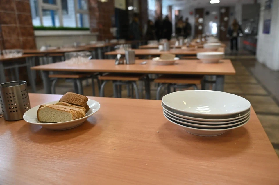 В столовой продавали продукты с истекшим сроком годности, хранили еду без маркировки.